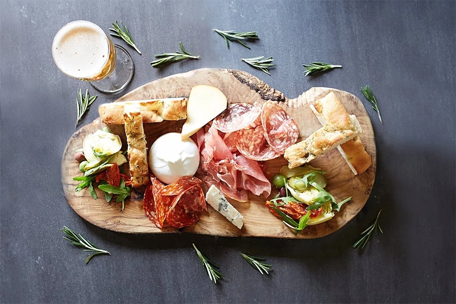 Tagliere di salumi del Salumificio Pieragnoli distribuiti da DPF